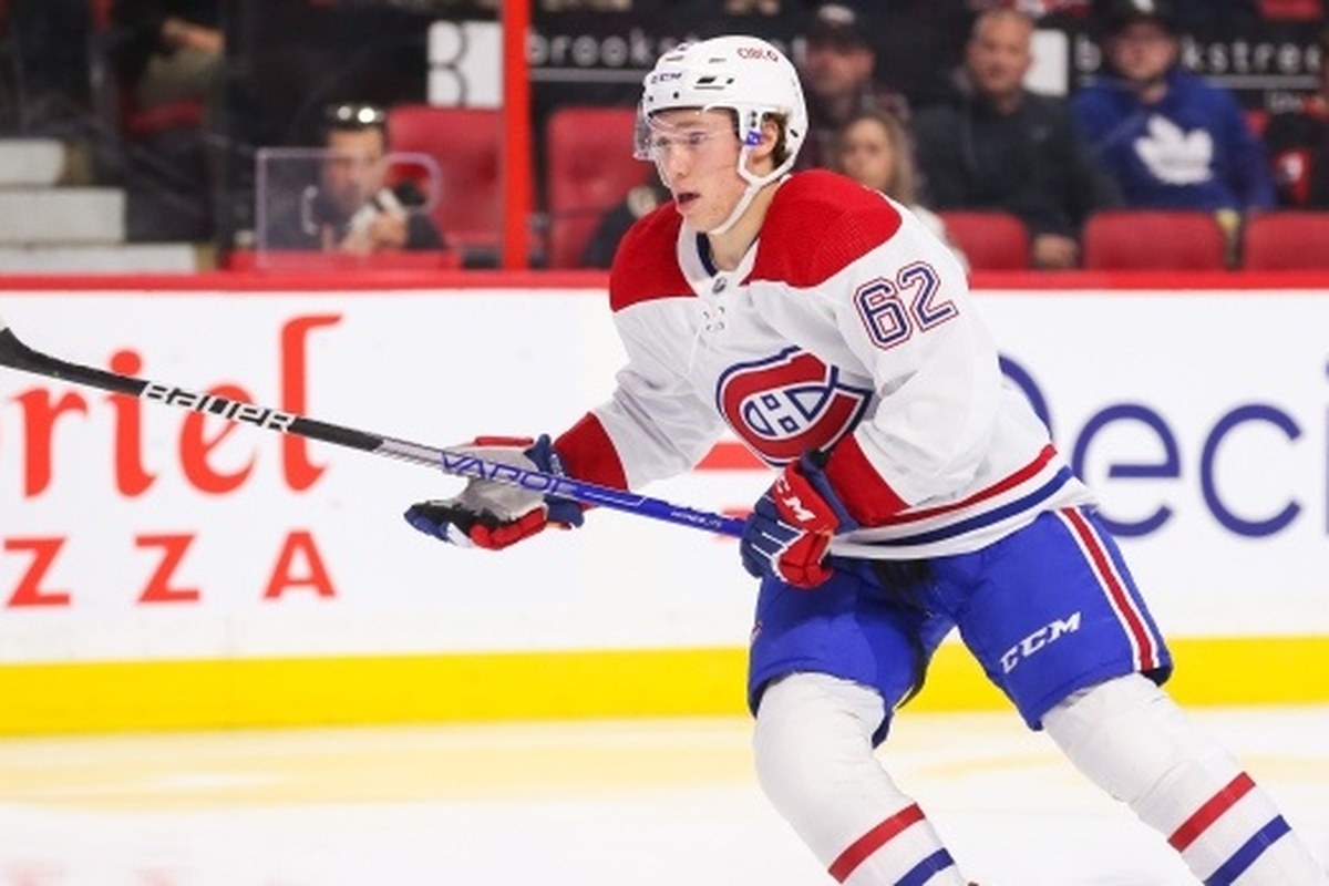 Owen Beck, numéro 62 du Canadien, en chandail blanc en action