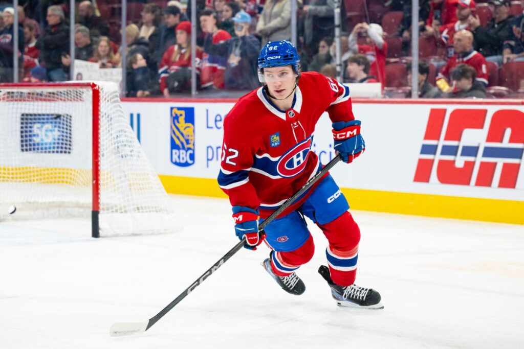 Owen Beck, numéro 62 du Canadien, en chandail rouge au Centre Bell