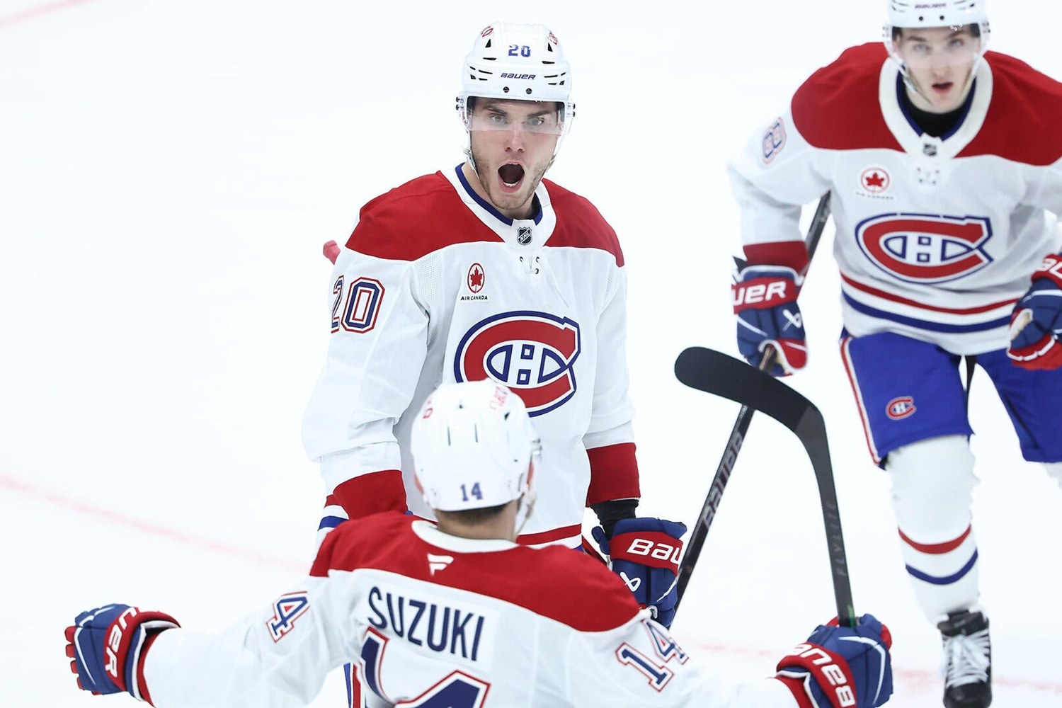 Juraj Slafkovsky célèbre un but avec Nick Suzuki