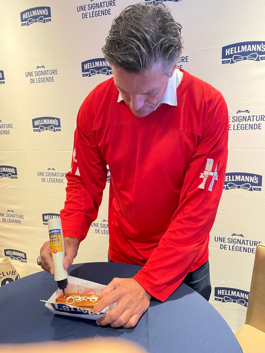 Patrice Brisebois signe un hot-dog avec de la mayonnaise