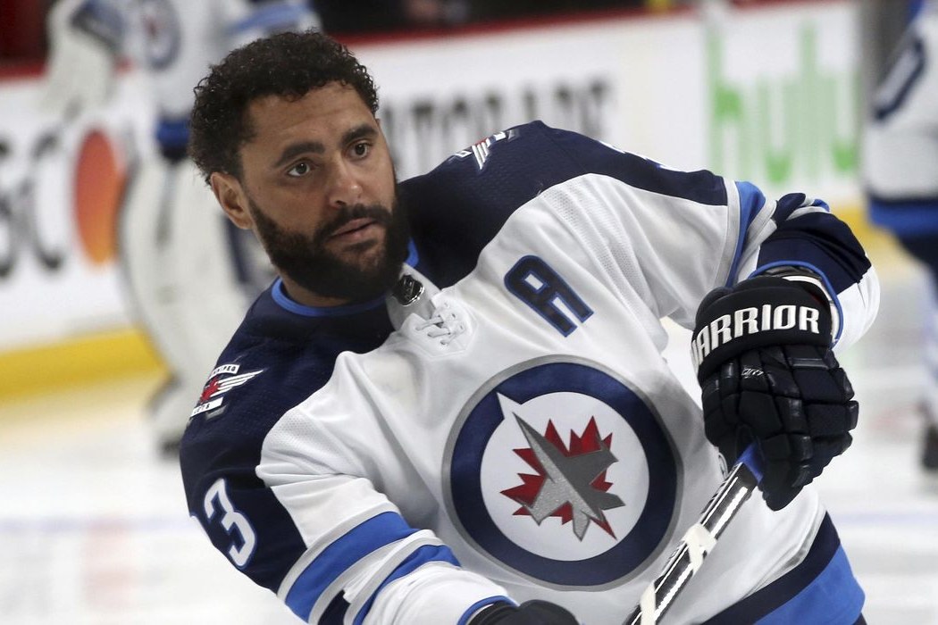 Dustin Byfuglien en chandail blanc des Jets de Winnipeg