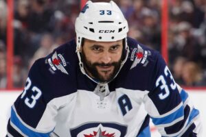 Dustin Byfuglien en chandail des Jets de Winnipeg, numéro 33