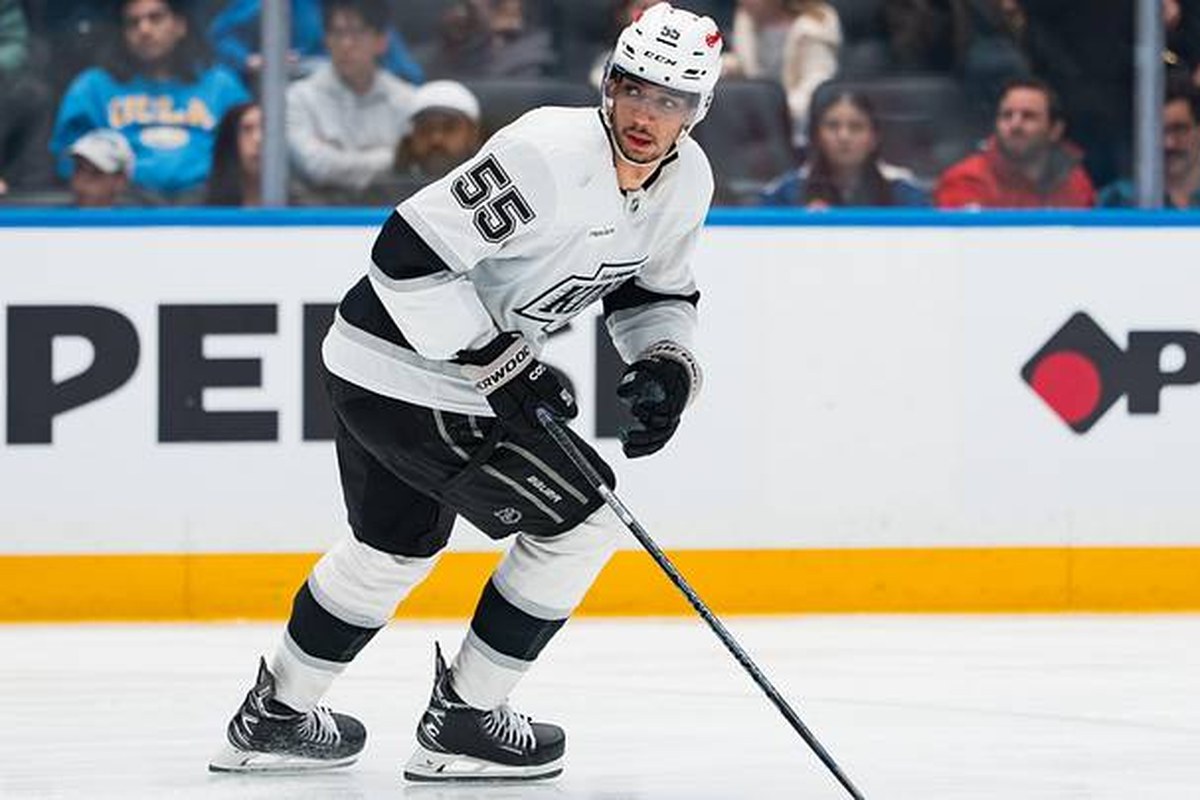 Quinton Byfield, numéro 55 des Kings de Los Angeles, en action en chandail blanc