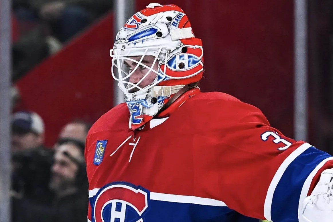 Jacob Fowler, gardien des Canadiens, gros plan sur son masque aux couleurs du CH