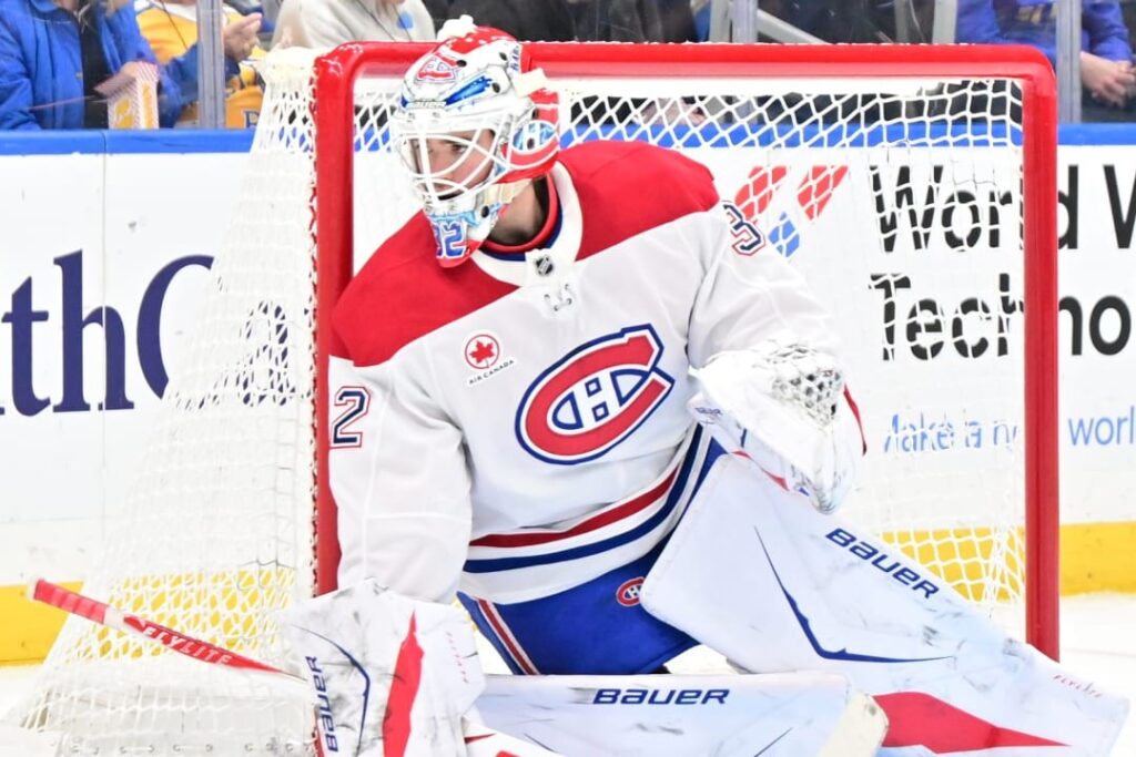 Jacob Fowler, gardien des Canadiens de Montréal, devant son filet en chandail blanc