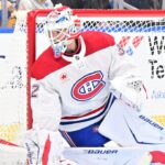Jacob Fowler, gardien des Canadiens de Montréal, devant son filet en chandail blanc