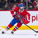 Phillip Danault avec la rondelle, chandail rouge du Canadien