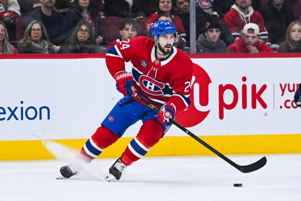 Phillip Danault avec la rondelle, chandail rouge du Canadien