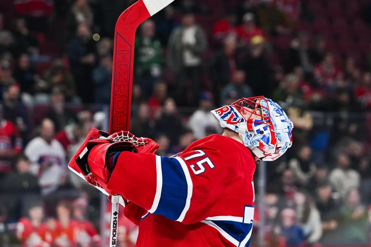 Jakub Dobes, gardien du Canadien, célèbre en levant son bâton