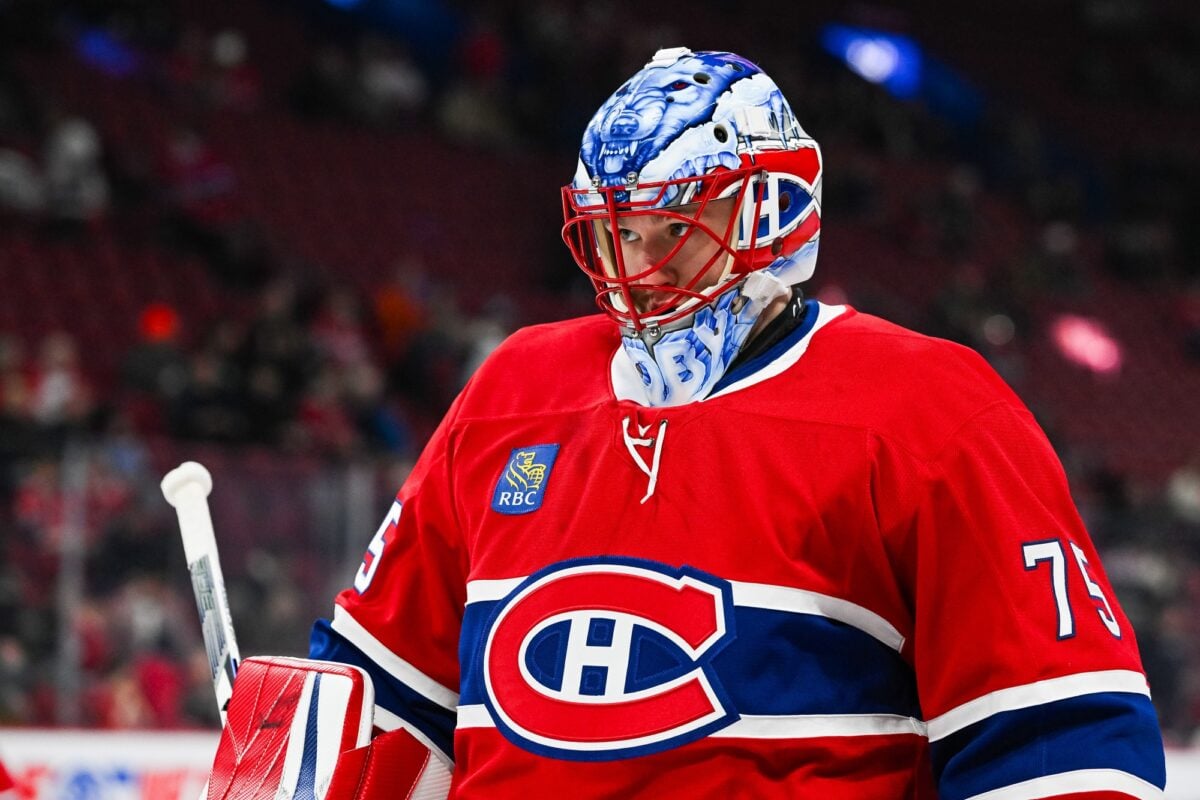 Jakub Dobes, gardien du Canadien, en chandail rouge
