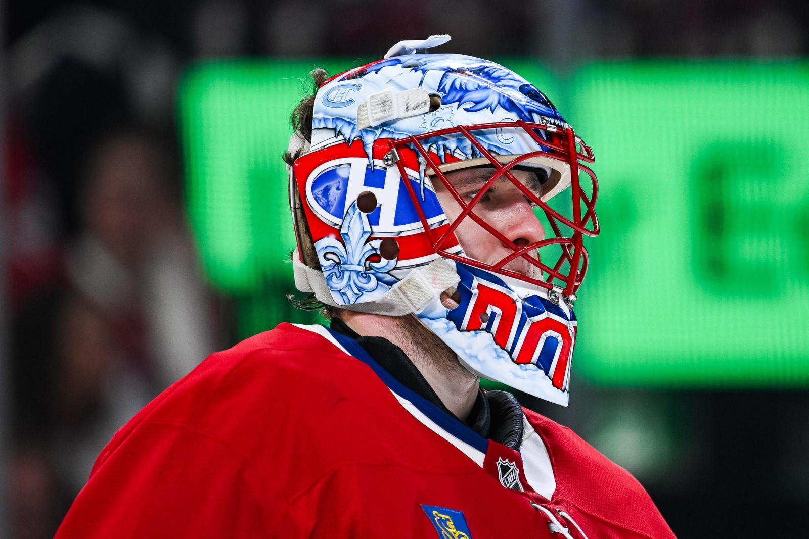 Jakub Dobes, gardien des Canadiens, en gros plan avec son masque aux couleurs du club
