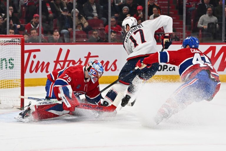 Jakub Dobes effectue un arrêt devant Mason Marchment