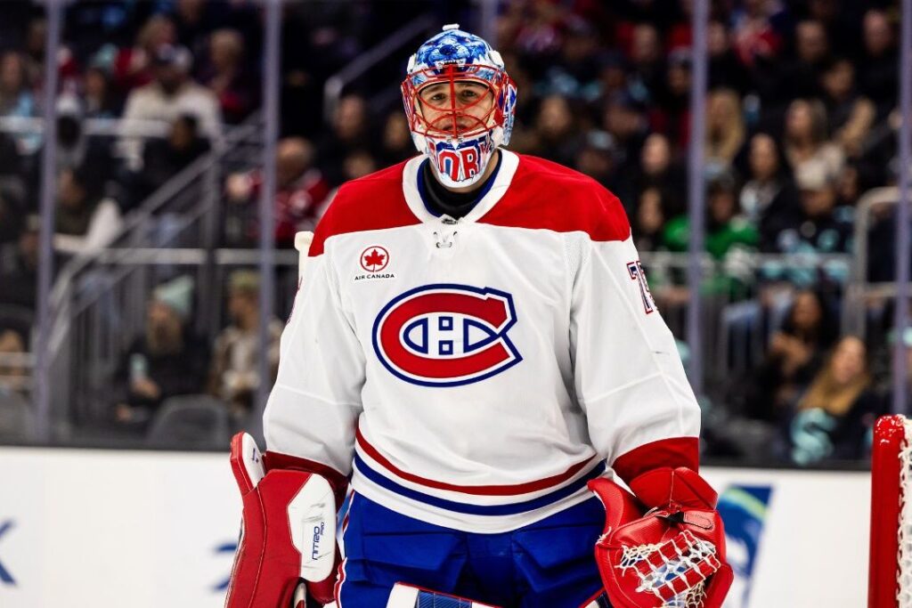 Jakub Dobes, gardien du Canadien, en chandail blanc, devant son filet