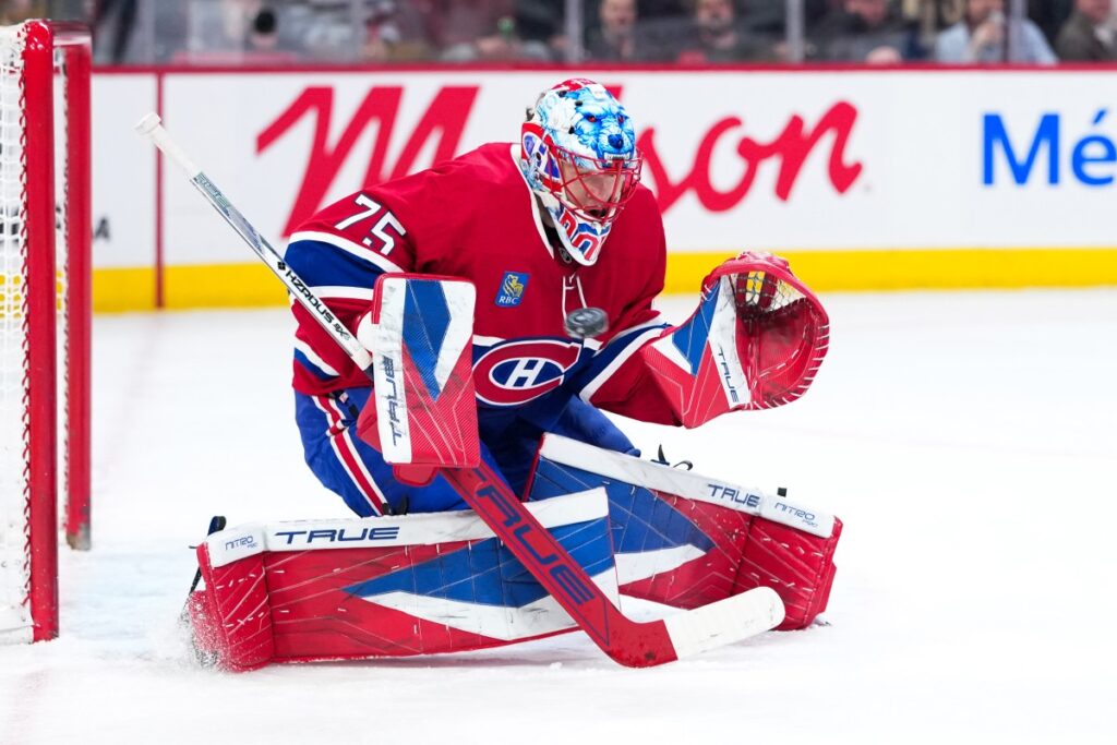 Jakub Dobes, gardien des Canadiens de Montréal, en position d'arrêt devant son filet