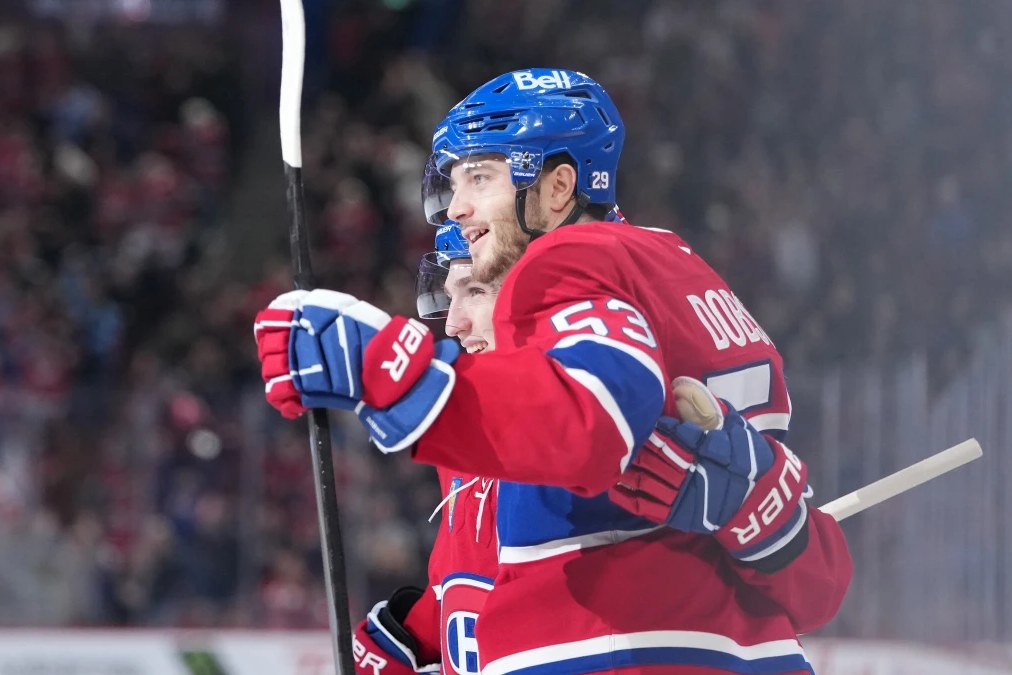 Noah Dobson enlace Lane Hutson après un but du Canadien
