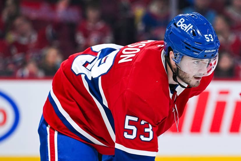 Noah Dobson, numéro 53 du Canadien, penché en attente d'une mise au jeu