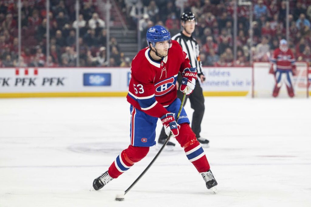 Noah Dobson, numéro 53 du Canadien de Montréal, en chandail rouge
