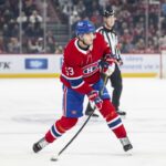 Noah Dobson, numéro 53 du Canadien de Montréal, en chandail rouge