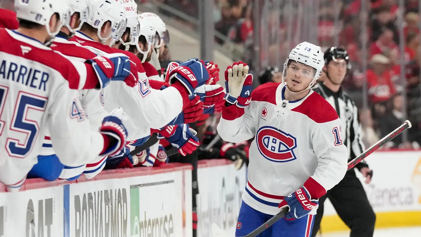 Cole Caufield célèbre avec ses coéquipiers au banc
