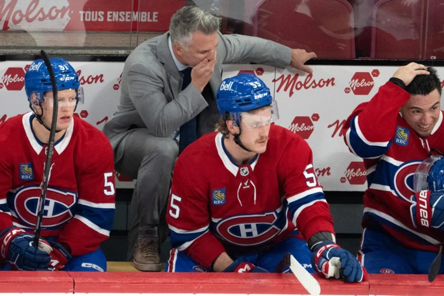Martin St-Louis, pensif derrière le banc