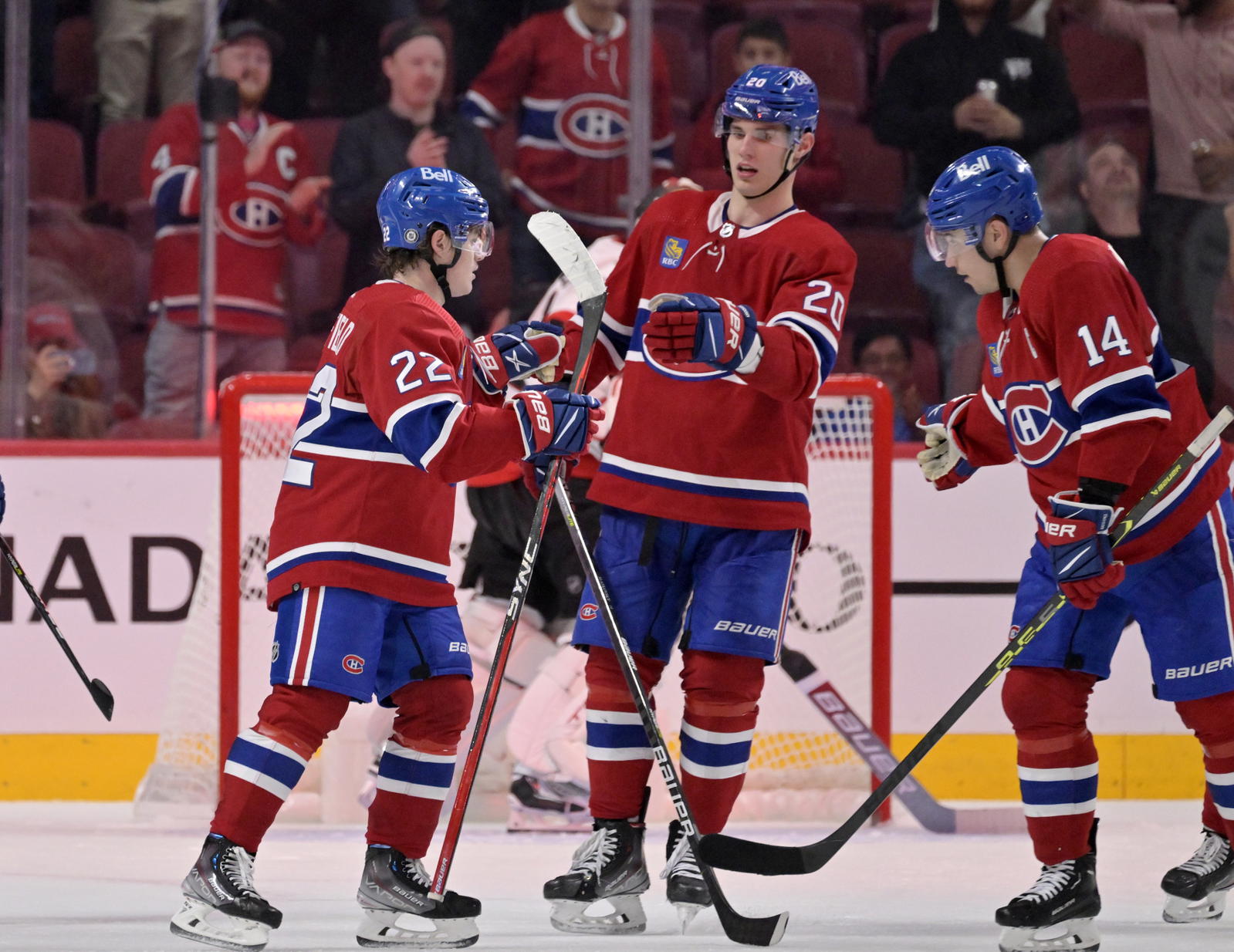 Cole Caufield, Juraj Slafkovsky et Nick Suzuki en chandail rouge