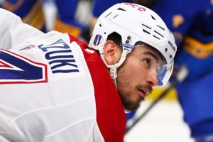 Nick Suzuki en chandail blanc des Canadiens