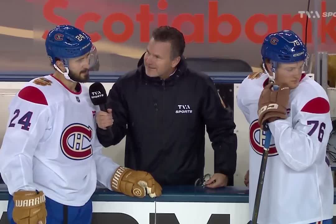 Phillip Danault en entrevue au banc des Canadiens à Winnipeg, Zachary Bolduc à ses côtés