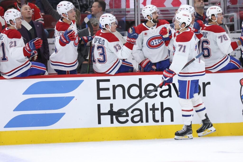 Jake Evans célébré par ses coéquipiers des Canadiens au banc
