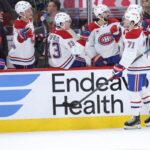 Jake Evans célébré par ses coéquipiers des Canadiens au banc