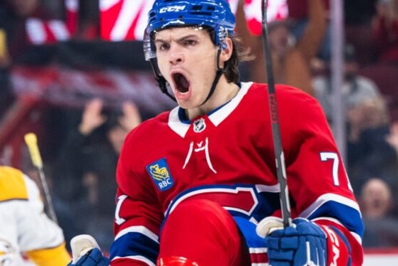 Jake Evans des Canadiens célèbre