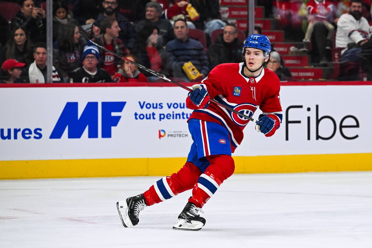Jake Evans en patinage, chandail rouge du Canadien