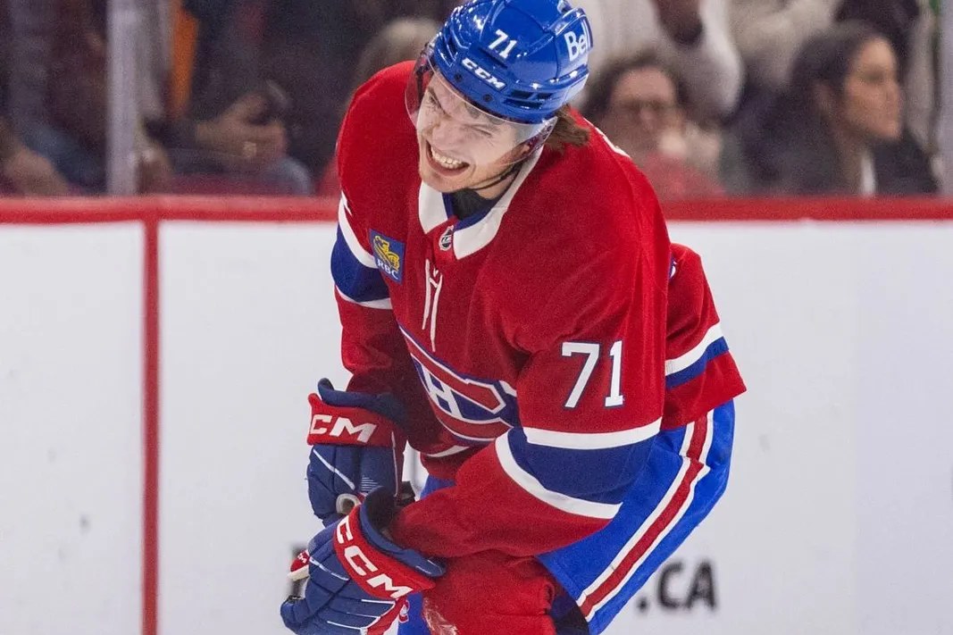 Jake Evans célèbre dans l'uniforme rouge des Canadiens