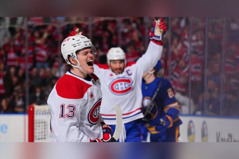 Cole Caufield reçoit le chapeau du loup après son but gagnant contre les Sabres