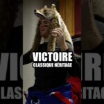 Jacob Fowler portant le chapeau du loup dans le vestiaire après la victoire à la Classique Héritage