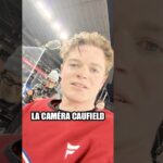 Cole Caufield en chandail rouge du Canadien lors de la séance de patin familial de la Classique héritage à Winnipeg
