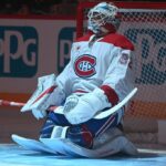 Jacob Fowler, gardien des Canadiens, à genoux dans son demi-cercle