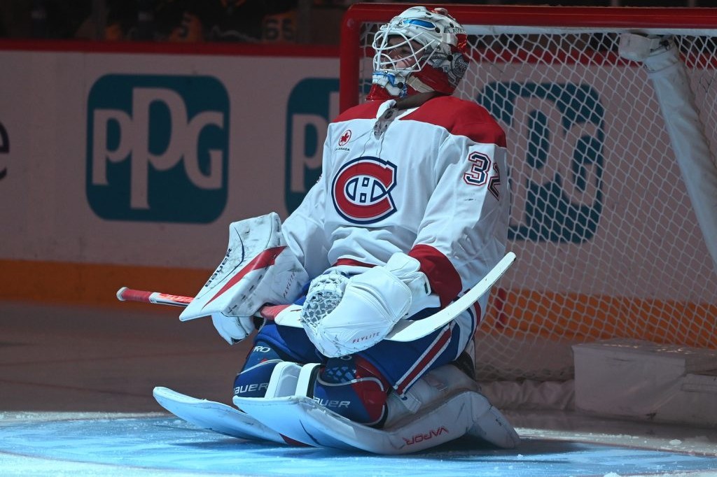 Jacob Fowler, gardien des Canadiens, à genoux dans son demi-cercle