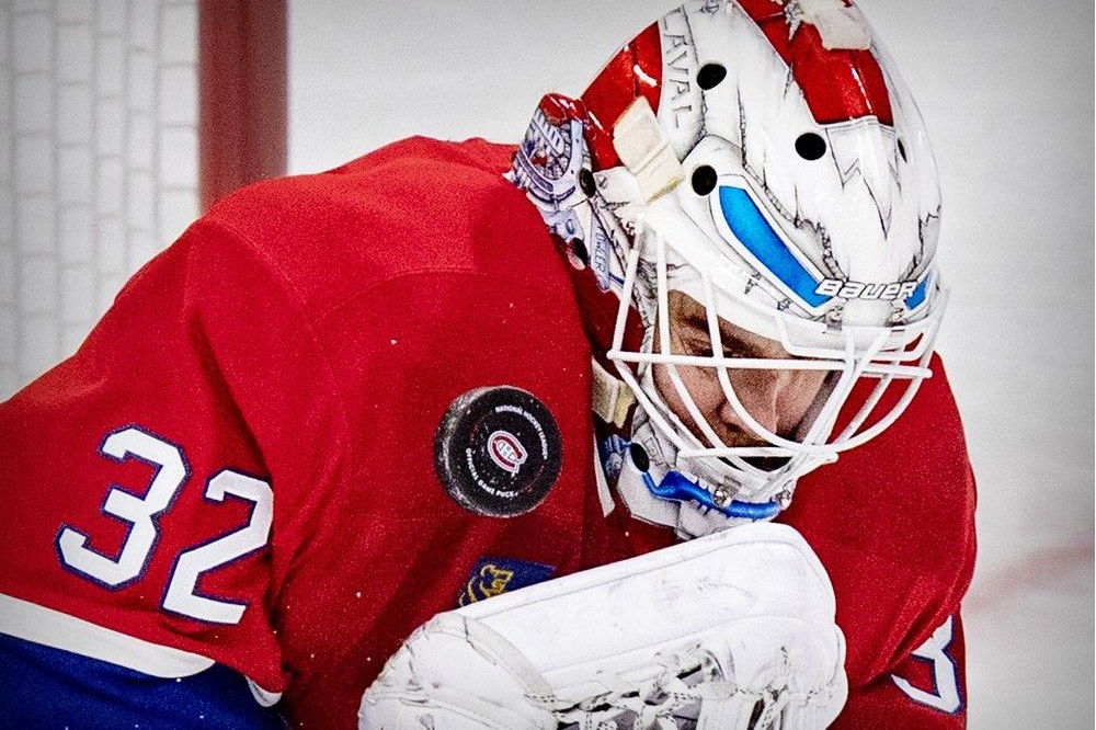 Jacob Fowler, numéro 32 du Canadien, en chandail rouge, masque et mitaine en gros plan