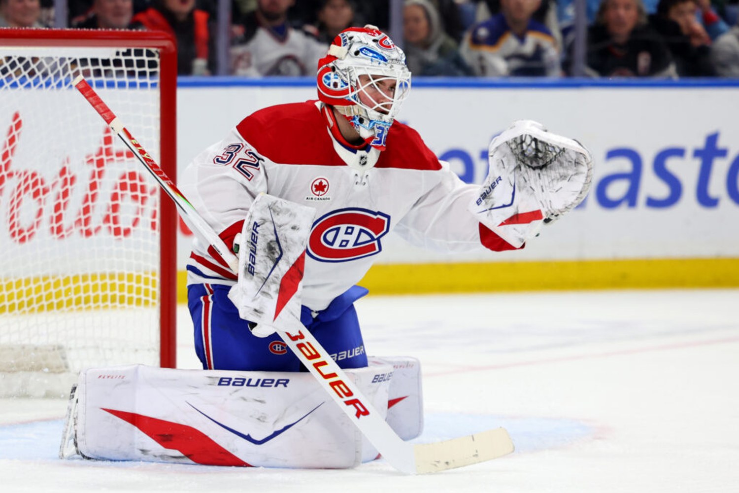 Jacob Fowler, gardien des Canadiens portant le numéro 32, devant son filet en chandail blanc