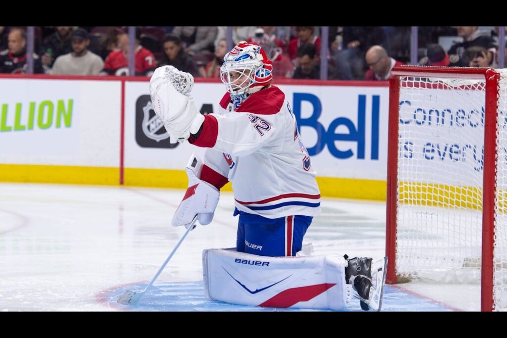 Jacob Fowler, gardien des Canadiens de Montréal, réalise un arrêt de la mitaine devant son filet
