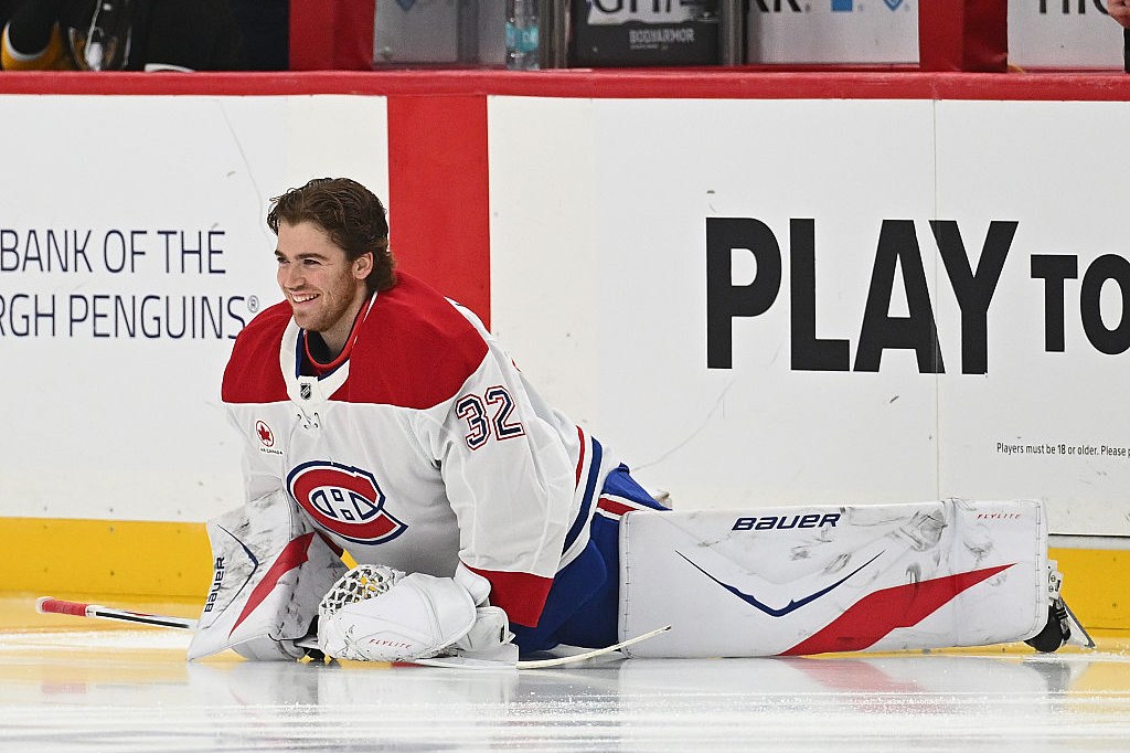 Jacob Fowler, numéro 32 du Canadien, en chandail blanc, souriant sur la glace