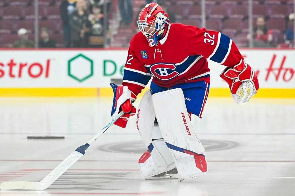 Jacob Fowler, gardien des Canadiens, en action avec son bâton