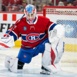 Jacob Fowler, gardien du Canadien, devant son filet en chandail rouge