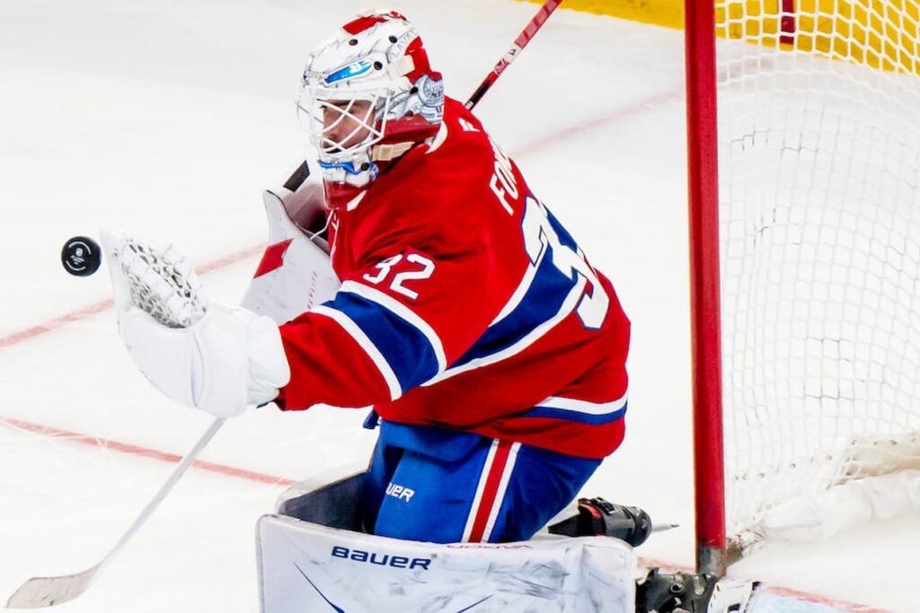 Jacob Fowler, gardien numéro 32 du Canadien, capte une rondelle de la mitaine