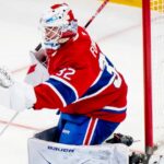 Jacob Fowler, gardien numéro 32 du Canadien, capte une rondelle de la mitaine