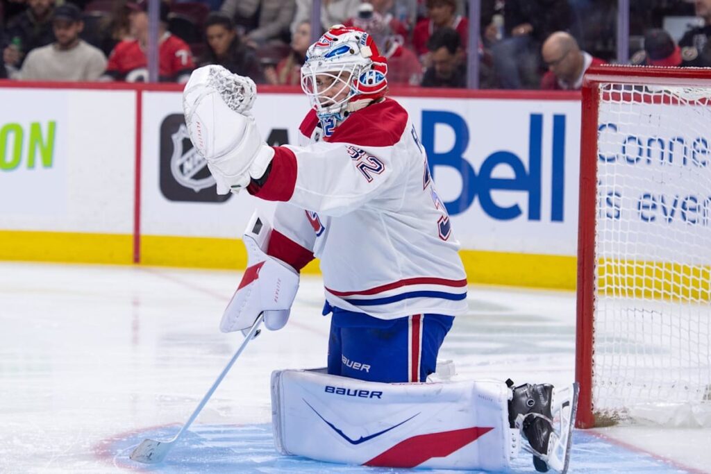 Jacob Fowler, numéro 32 du Canadien, en chandail blanc, célèbre un arrêt de la mitaine devant son filet