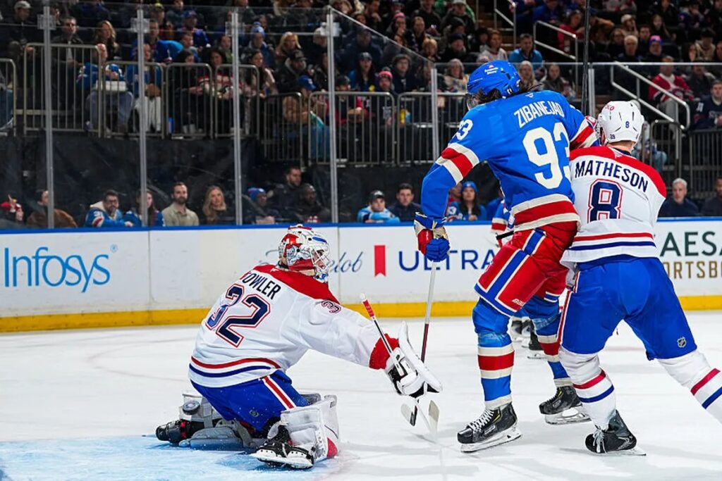 Jacob Fowler, numéro 32 du Canadien, en chandail blanc, devant son filet face aux Rangers