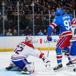 Jacob Fowler, numéro 32 du Canadien, en chandail blanc, devant son filet face aux Rangers