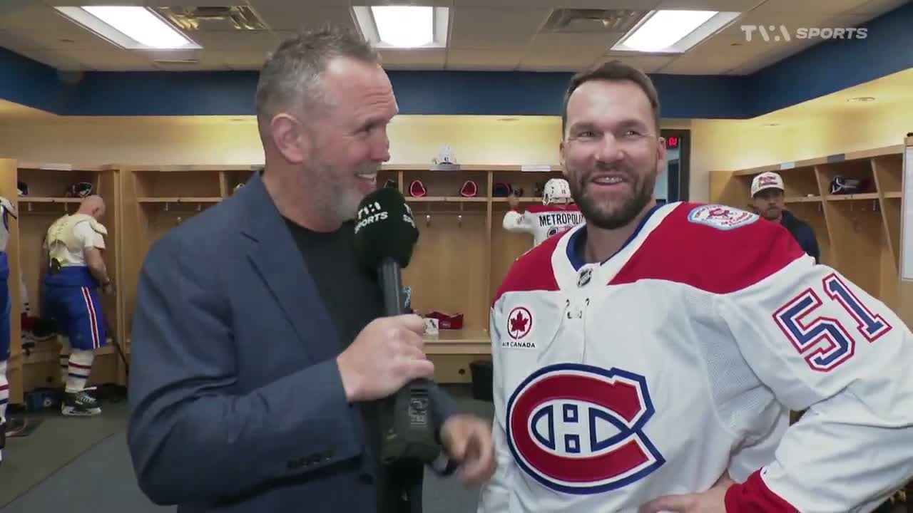 Dave Morissette avec David Desharnais, chandail numéro 51, dans le vestiaire des anciens