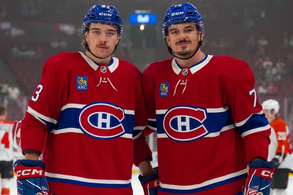 Florian et Arber Xhekaj en chandail rouge des Canadiens de Montréal